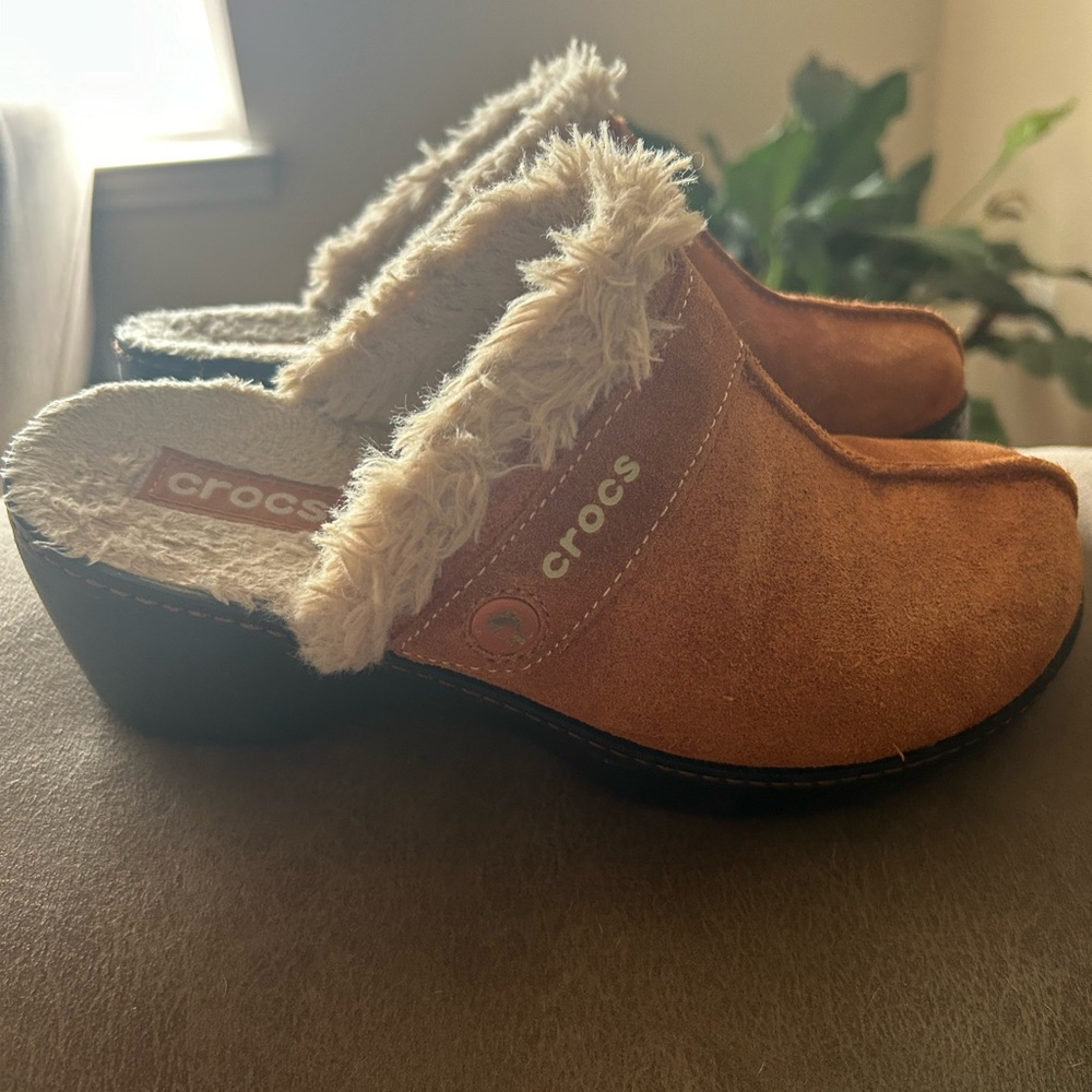 Crocs-tan-fur lined clogs size 8